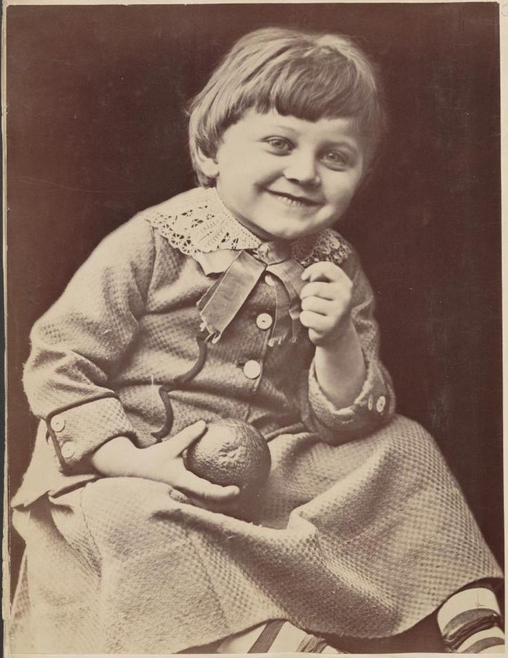 1897 zdjęcie uśmiechniętego chłopca.